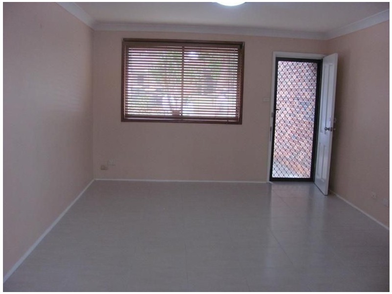 2/18 Hosking Crescent, Glenfield NSW 2167