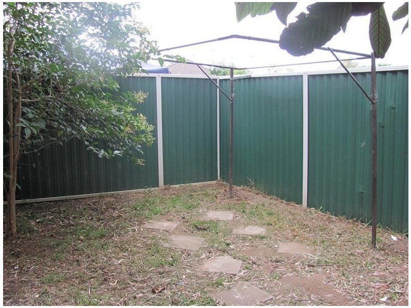 2/18 Hosking Crescent, Glenfield NSW 2167