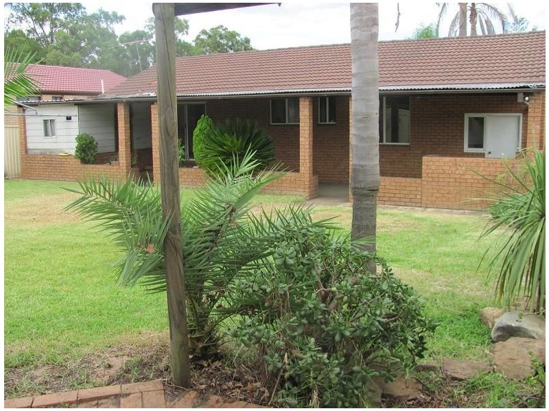 18 Evelyn Street, Macquarie Fields NSW 2564