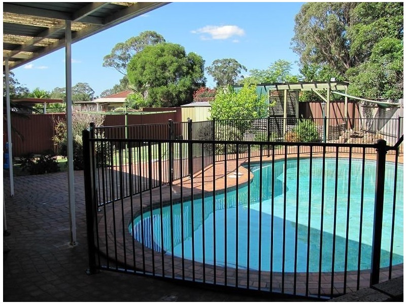 4 Buna Place, Glenfield NSW 2167