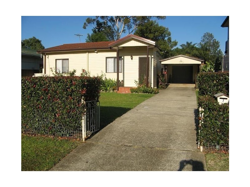 7 Alexander Crescent, Macquarie Fields NSW 2564