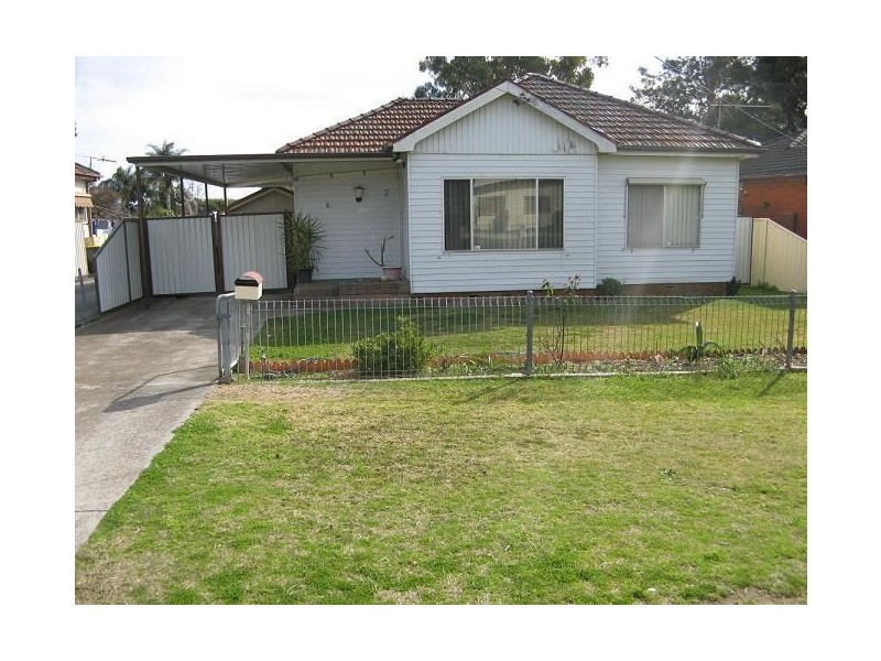 8 Parkland Avenue, Macquarie Fields NSW 2564