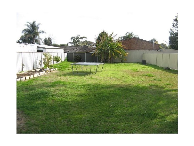 8 Parkland Avenue, Macquarie Fields NSW 2564