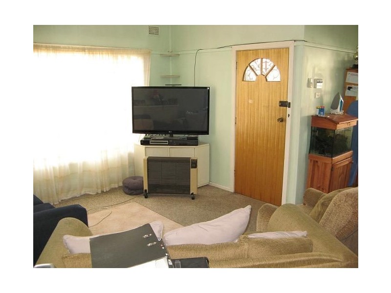 8 Parkland Ave, Macquarie Fields NSW 2564