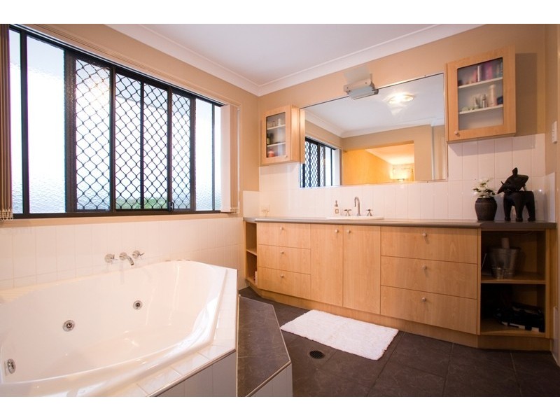 23 Sumner Place, Carindale QLD 4152