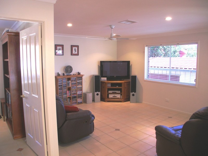 37 Golden Oak Crescent, Carindale QLD 4152