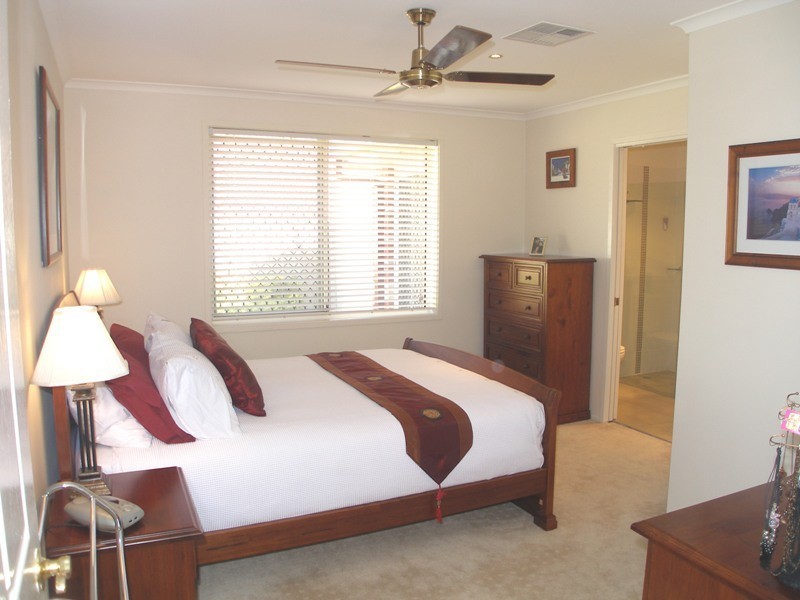 37 Golden Oak Crescent, Carindale QLD 4152