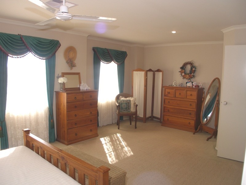 75 Golden Oak Crescent, Carindale QLD 4152