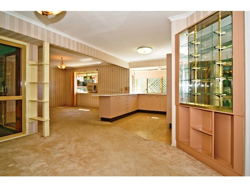 102 Cadogan Street, Carindale QLD 4152