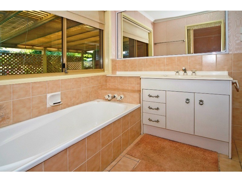 102 Cadogan Street, Carindale QLD 4152