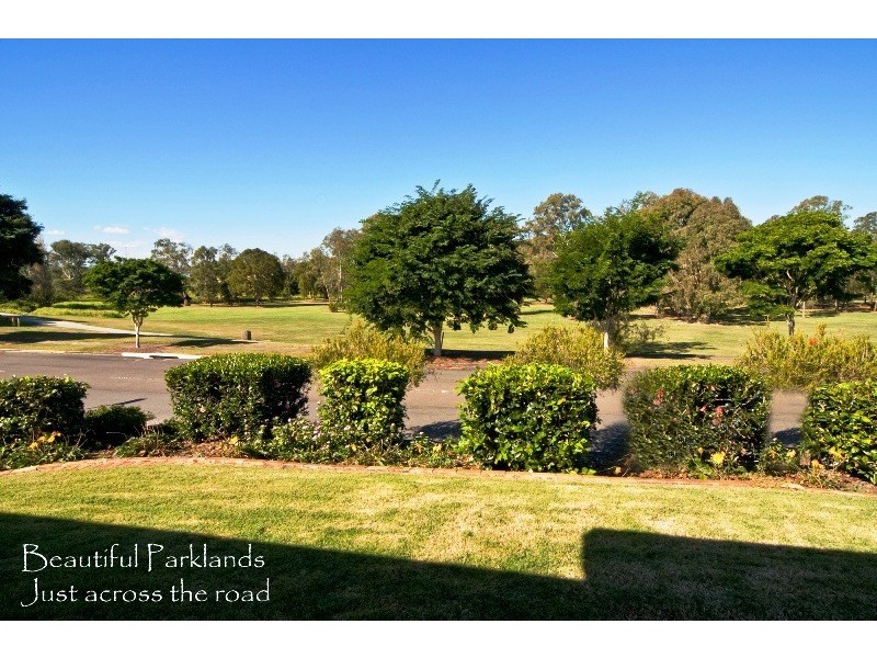 102 Cadogan Street, Carindale QLD 4152