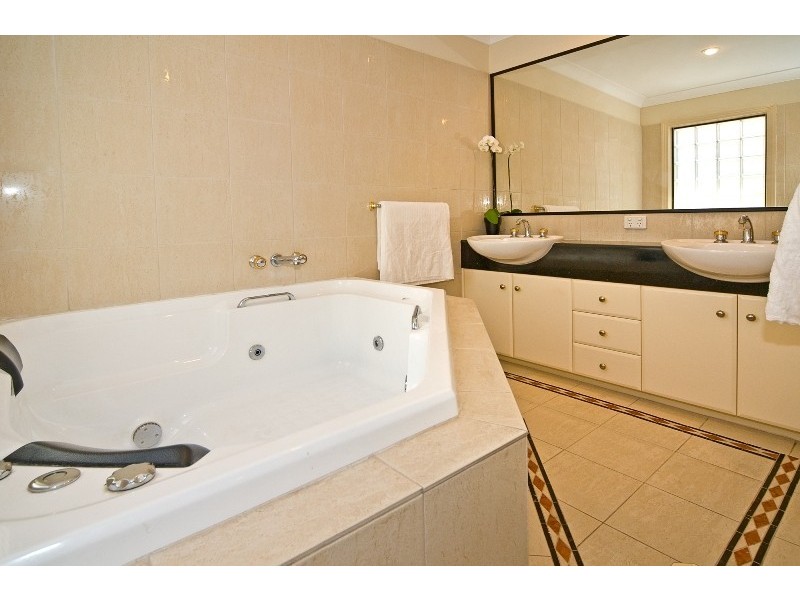 11 Sirocco Place, Carindale QLD 4152