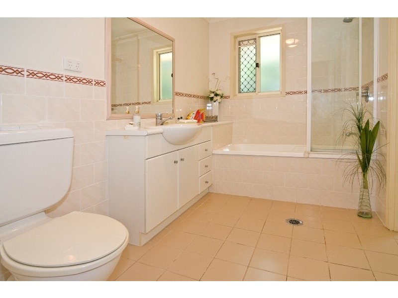 1 Flame Tree Crescent, Carindale QLD 4152