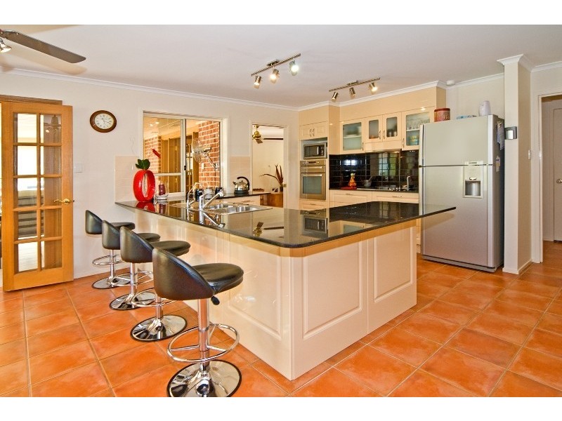 37 Golden Oak Crescent, Carindale QLD 4152