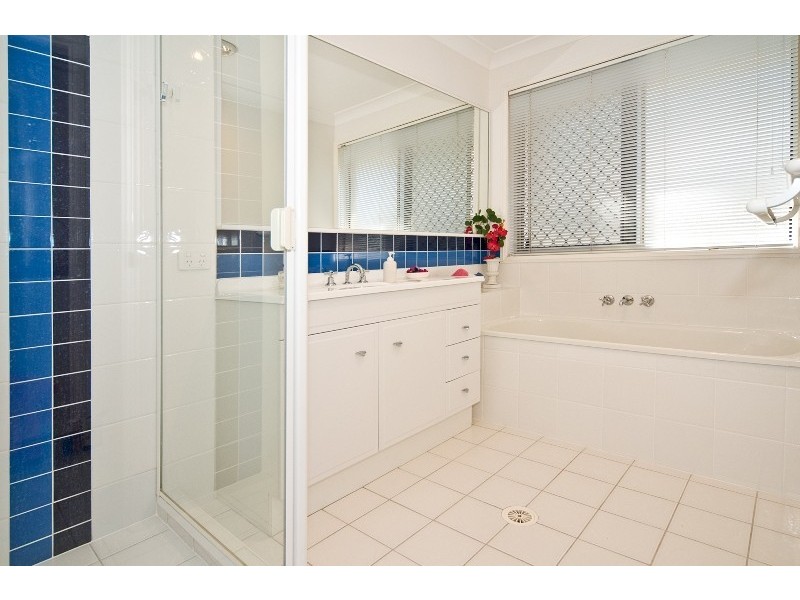 1 Bushlark Way, Carindale QLD 4152