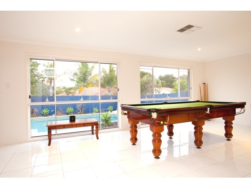 2 Windermere Crescent, Carindale QLD 4152