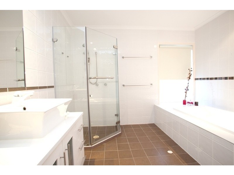 2 Windermere Crescent, Carindale QLD 4152