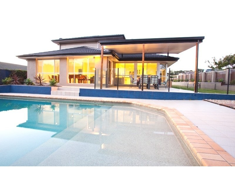 2 Windermere Crescent, Carindale QLD 4152