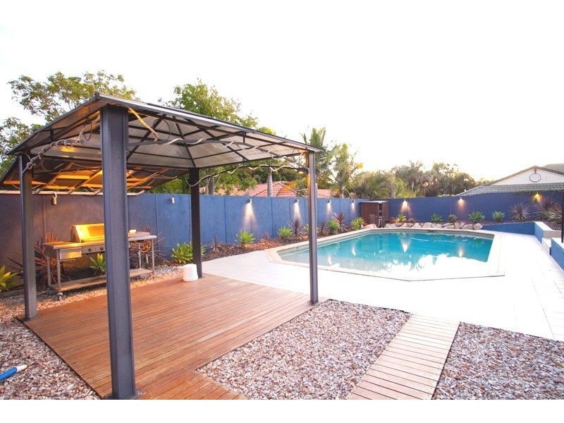 2 Windermere Crescent, Carindale QLD 4152