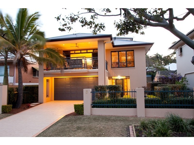 3 Robertson Avenue, Greenslopes QLD 4120