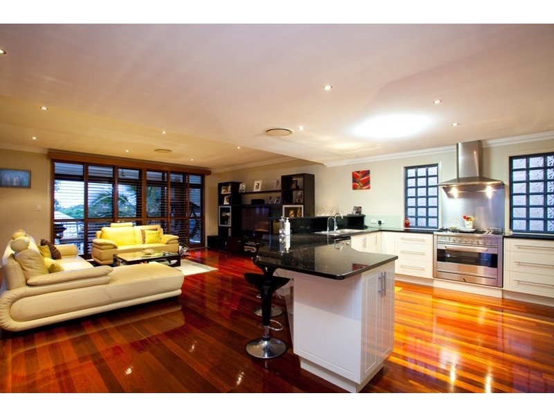 3 Robertson Avenue, Greenslopes QLD 4120