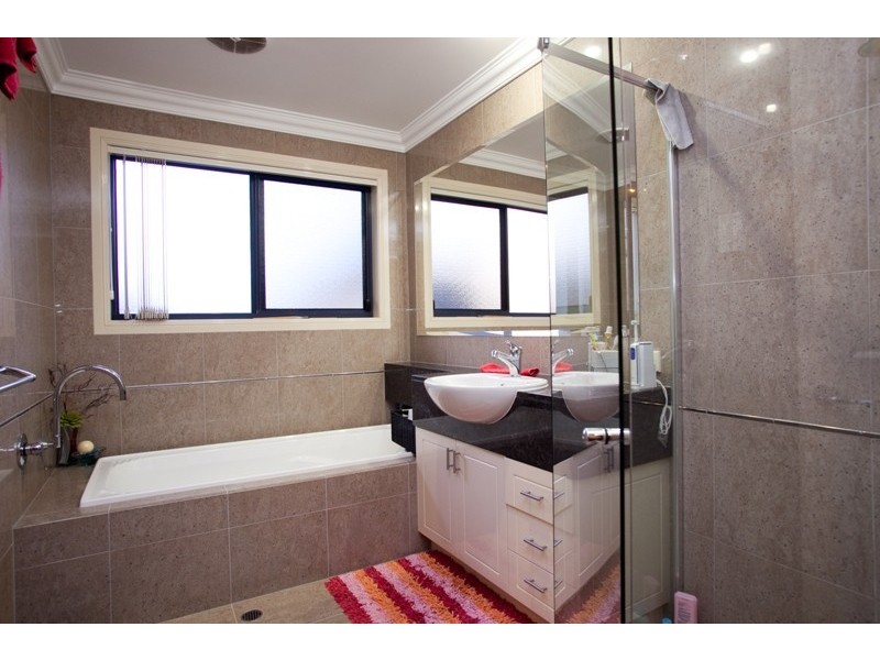 3 Robertson Avenue, Greenslopes QLD 4120