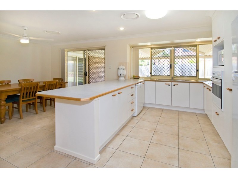 99 Oakley Street, Carindale QLD 4152