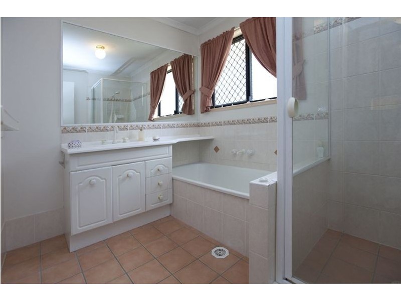 2 Stockton Close, Carindale QLD 4152