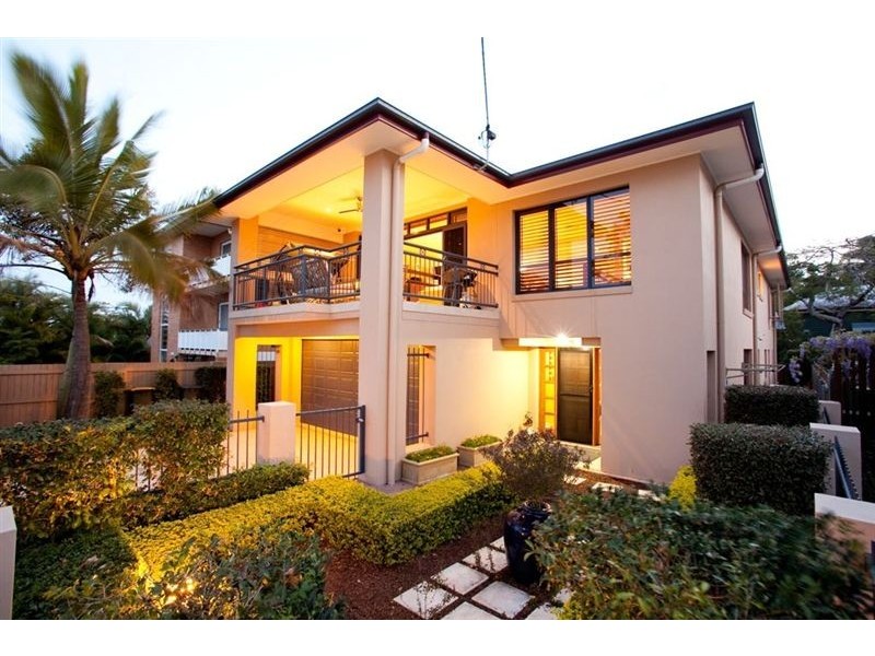 3 Robertson Avenue, Greenslopes QLD 4120