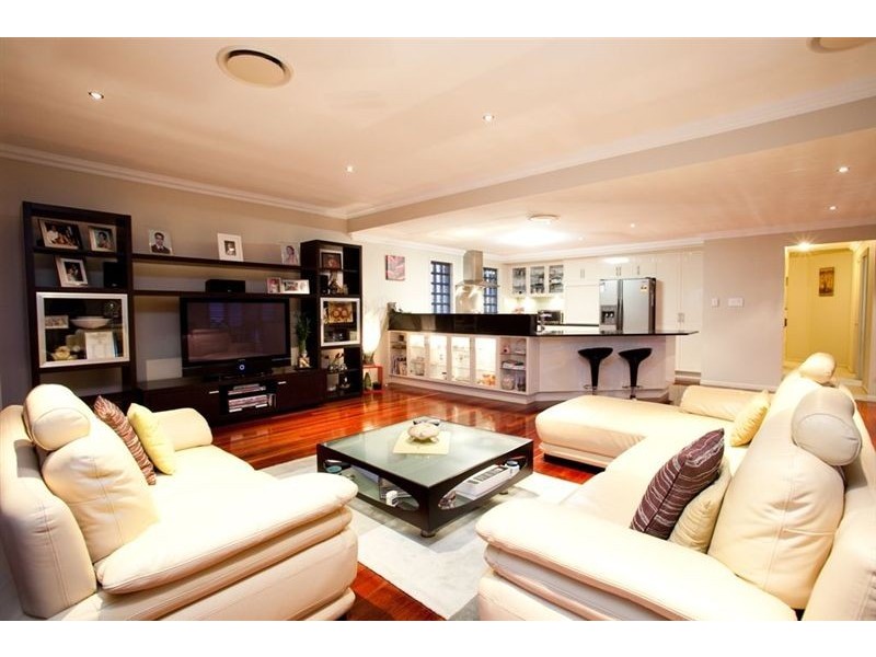 3 Robertson Avenue, Greenslopes QLD 4120