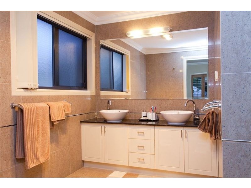 3 Robertson Avenue, Greenslopes QLD 4120