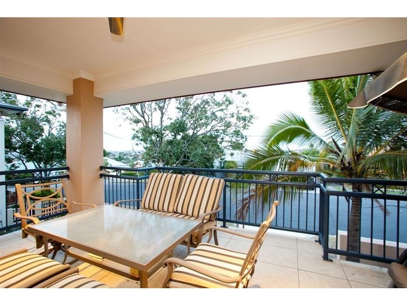 3 Robertson Avenue, Greenslopes QLD 4120