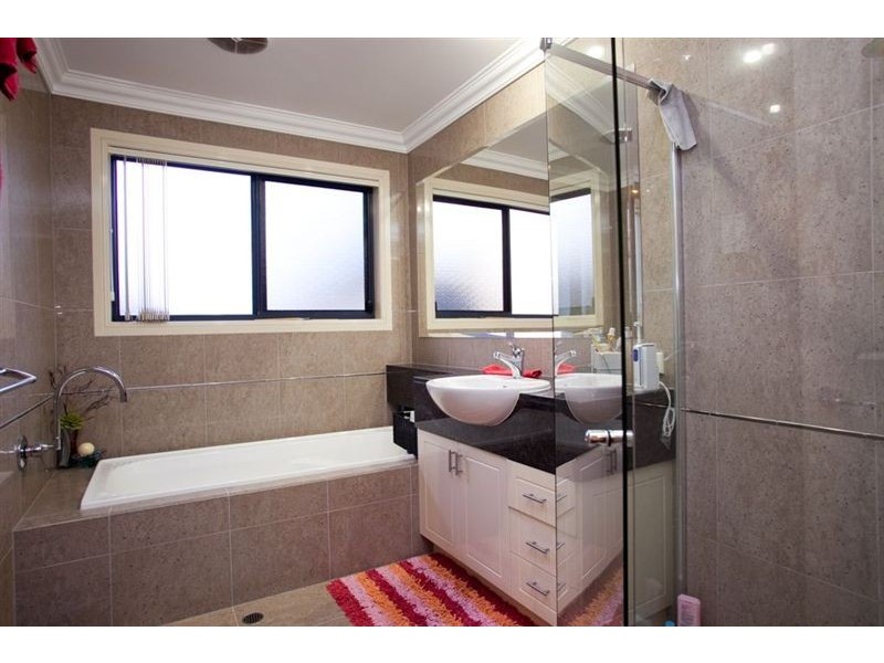 3 Robertson Avenue, Greenslopes QLD 4120