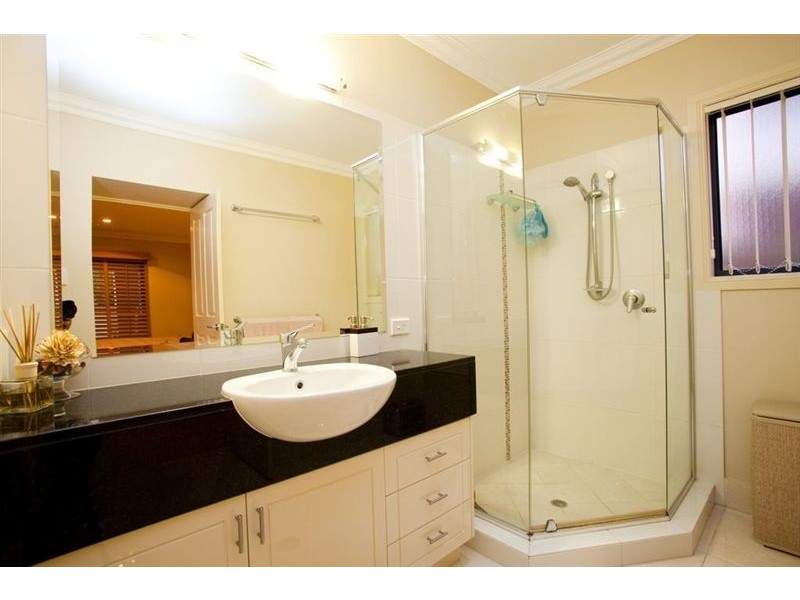 3 Robertson Avenue, Greenslopes QLD 4120