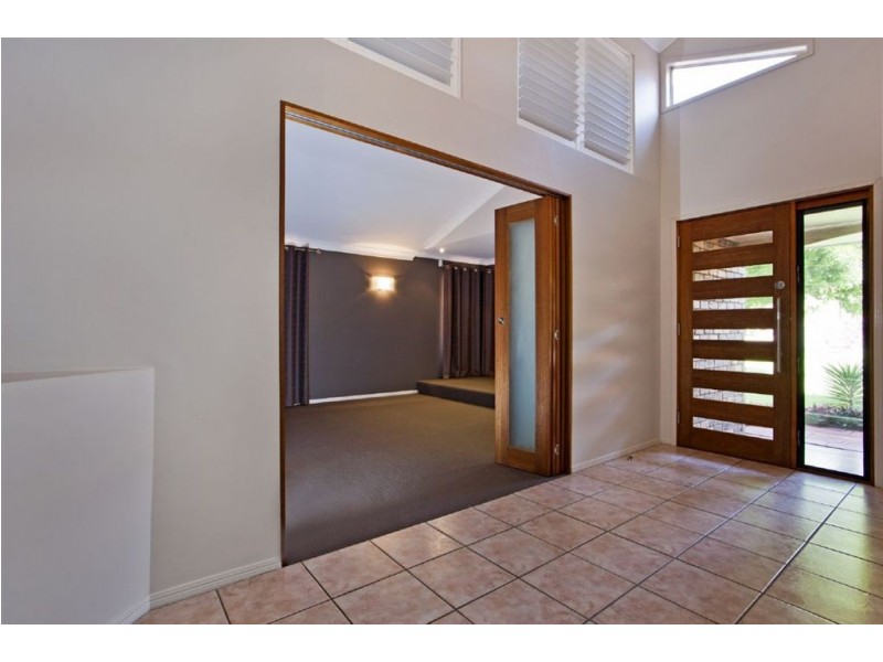 14 Stoddart Court, Carindale QLD 4152