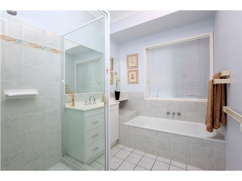 1 Barnstos Place, Carindale QLD 4152