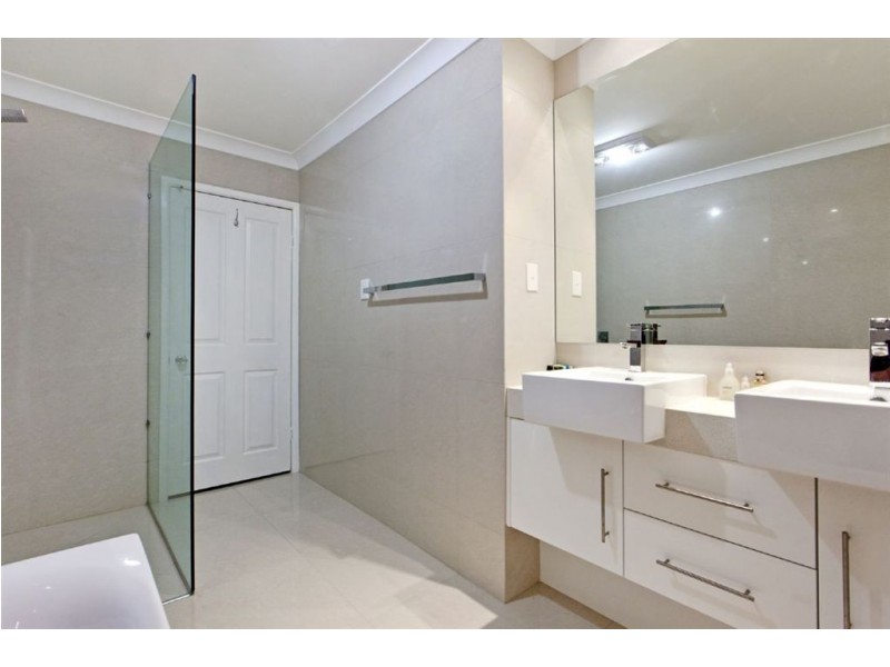 27 Pavo Street, Camp Hill QLD 4152