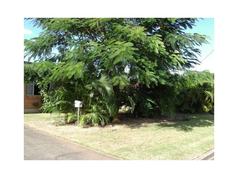 7 Smart Street, Mooroobool QLD 4870