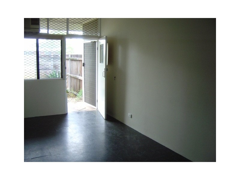 2/233 Buchan Street, Westcourt QLD 4870