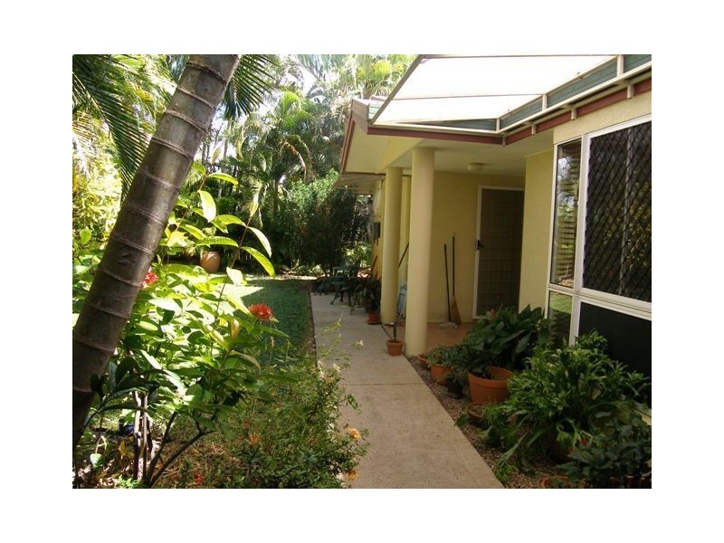 9 Granadilla Close, Holloways Beach QLD 4878