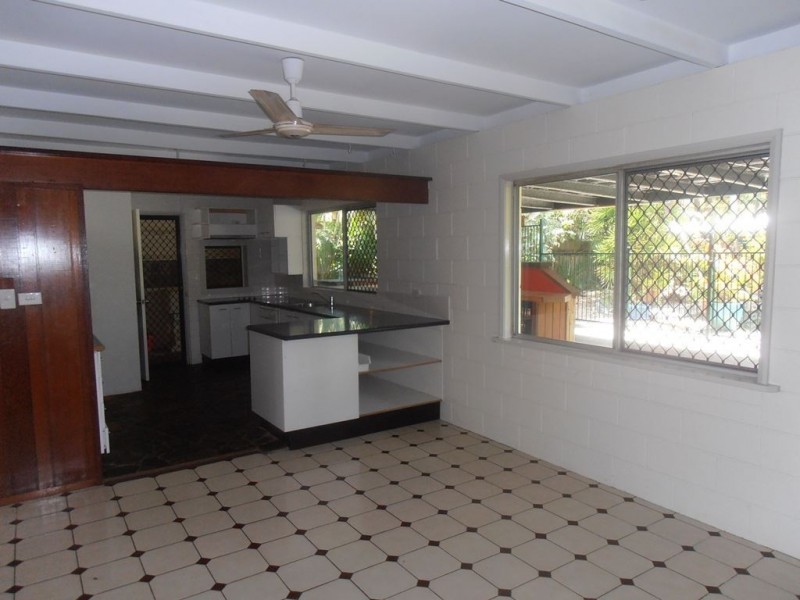 32 Maple Street, Holloways Beach QLD 4878