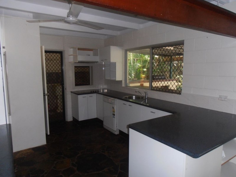 32 Maple Street, Holloways Beach QLD 4878