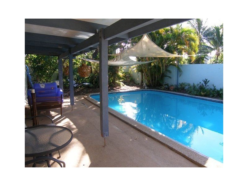 1 Walnut Street, Holloways Beach QLD 4878
