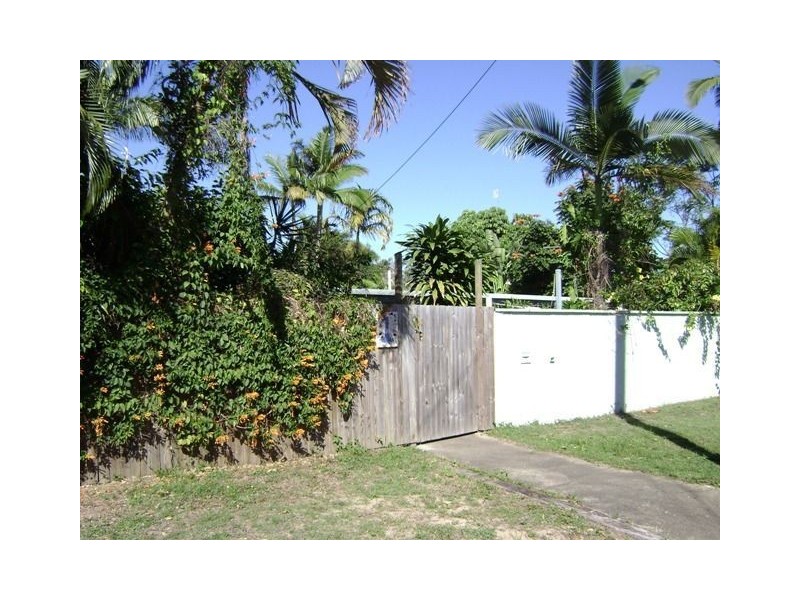 1 Walnut Street, Holloways Beach QLD 4878