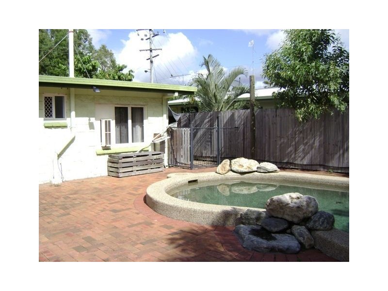10 Hickory Street, Holloways Beach QLD 4878