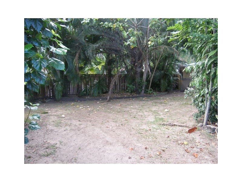 1 Walnut Street, Holloways Beach QLD 4878