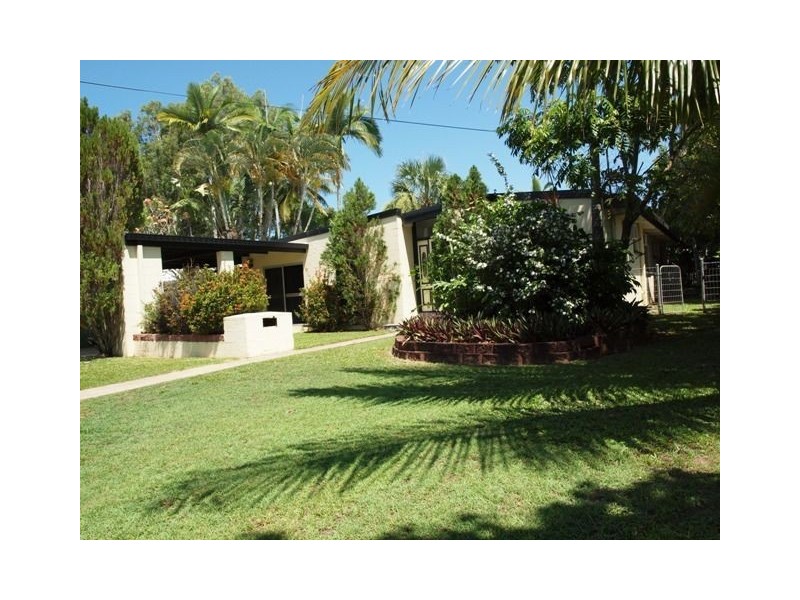 33 Tamarind Street, Holloways Beach QLD 4878