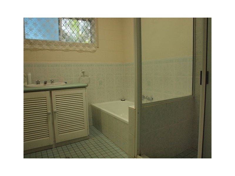 33 Tamarind Street, Holloways Beach QLD 4878
