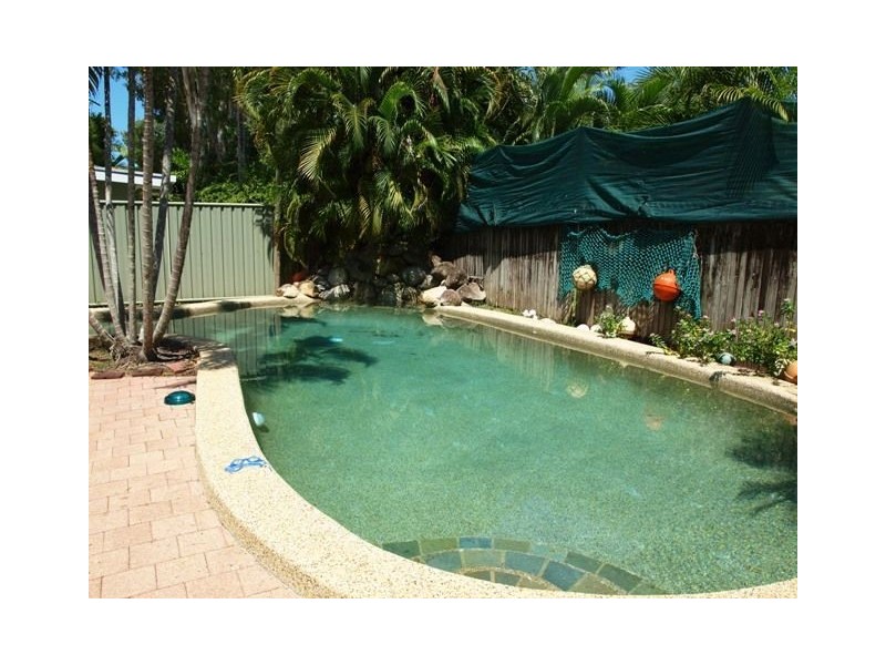 33 Tamarind Street, Holloways Beach QLD 4878