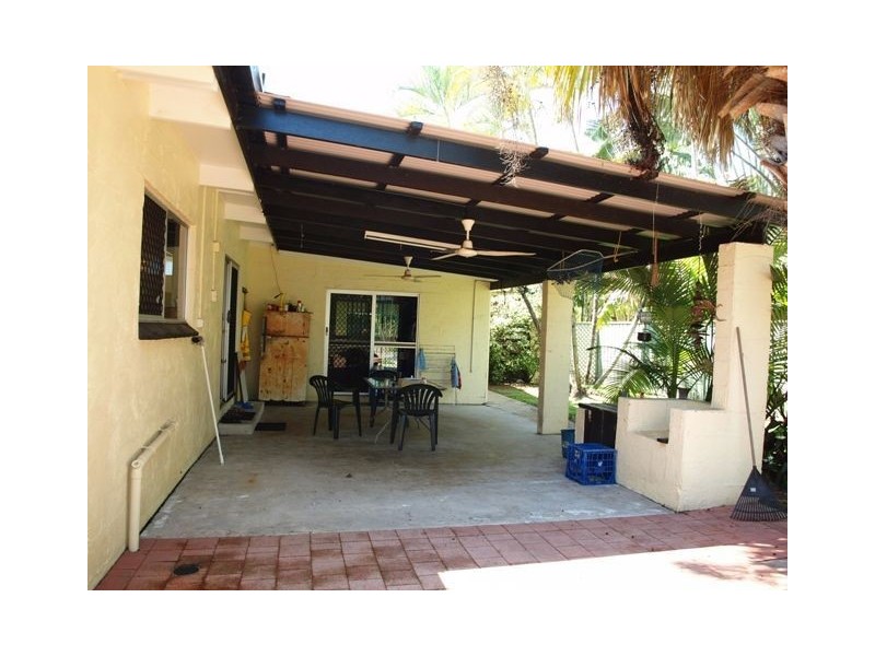 33 Tamarind Street, Holloways Beach QLD 4878